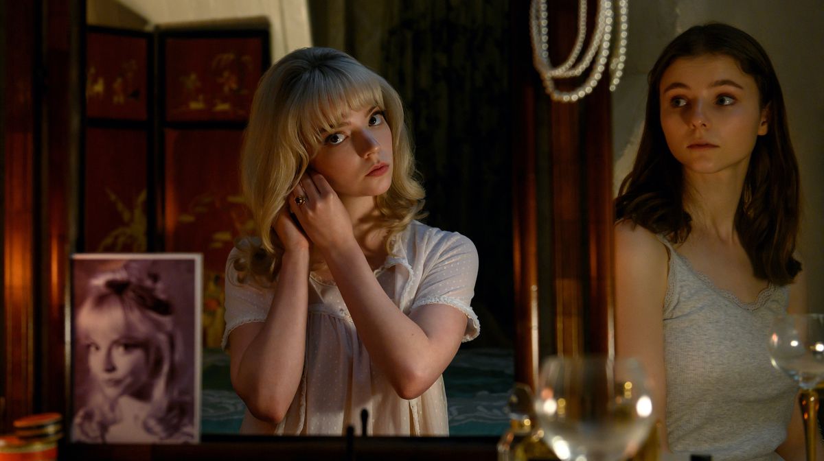 Sandie (Anya Taylor-Joy) si toglie gli orecchini davanti a una toeletta mentre Ellie (Thomasin McKenzie) guarda in silenzio