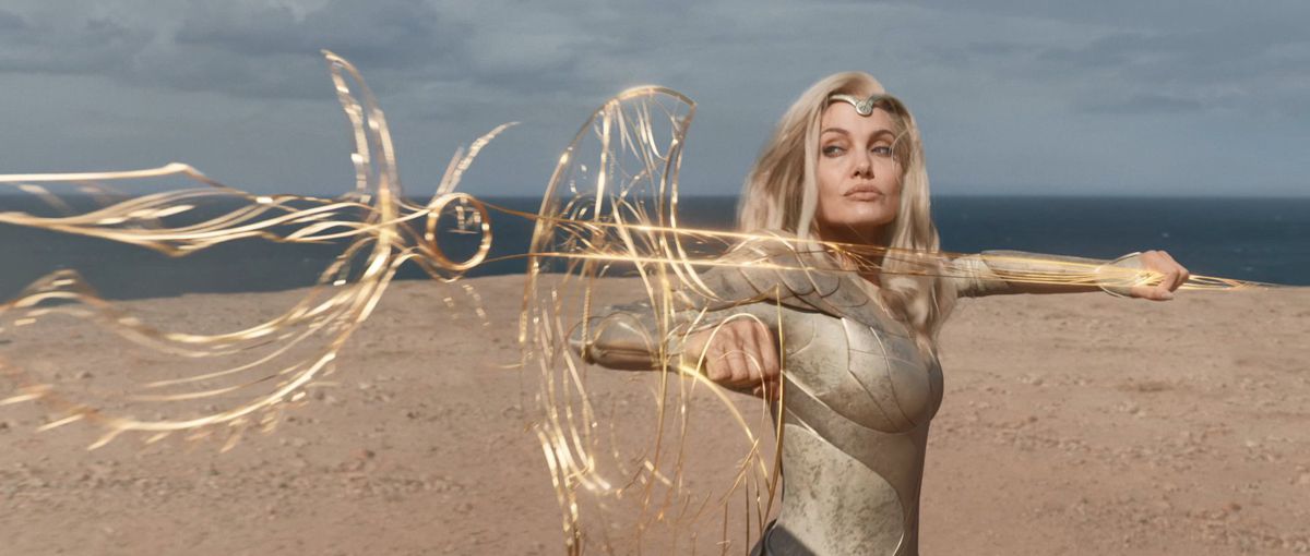 Thena (Angelina Jolie) combatte con armi cosmiche in Eternals