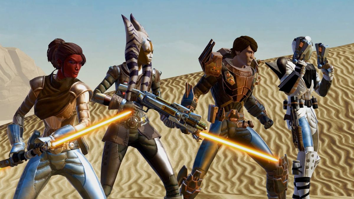 Star Wars: The Old Republic - quattro dei personaggi compagni della serie posano su una duna sabbiosa in uno scatto d'azione