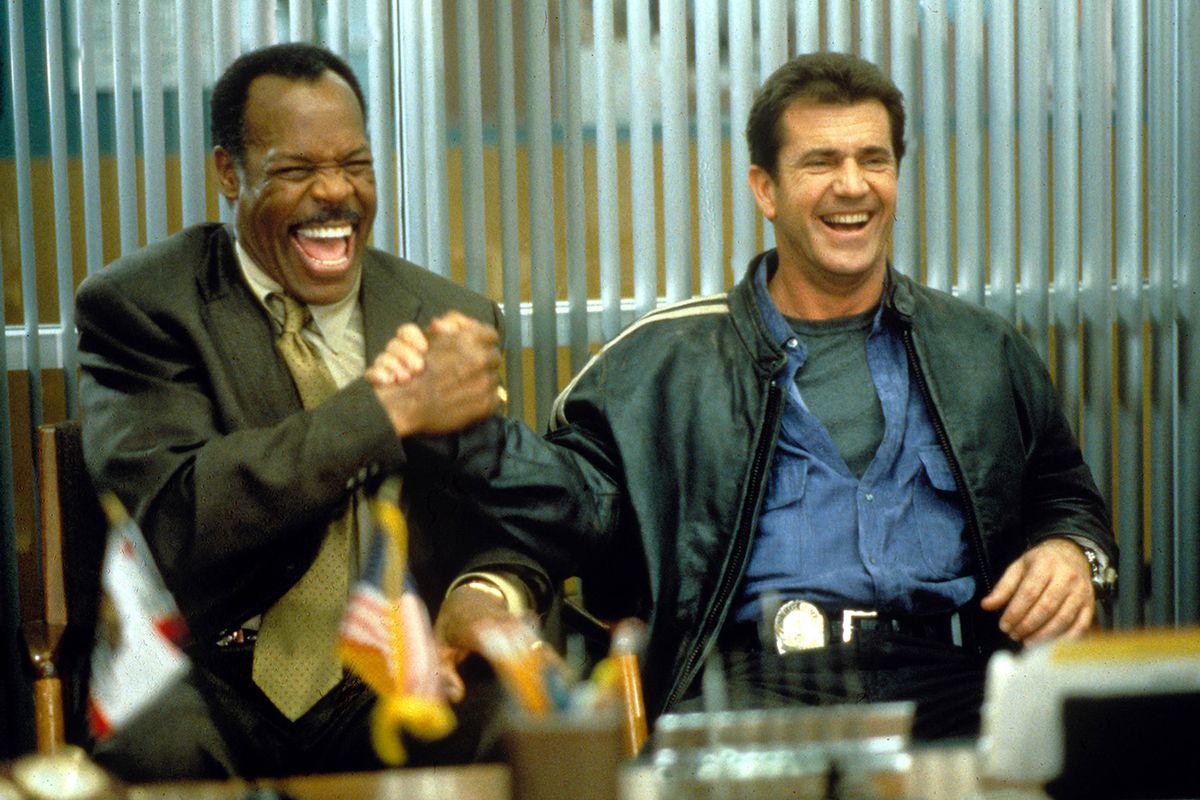 Il detective Martin Riggs (Mel Gibson, a destra) con il veterano della polizia di Los Angeles Roger Murtaugh (Danny Glover, a sinistra) nel film del 1987