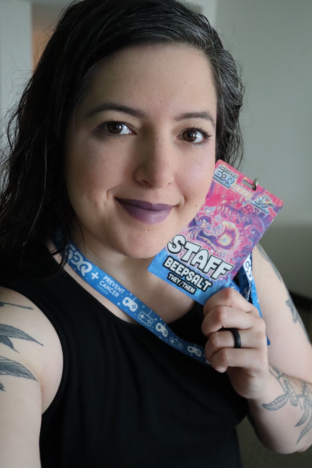 Lo streamer di Twitch Samm mostra un badge della convention con i pronomi loro/loro