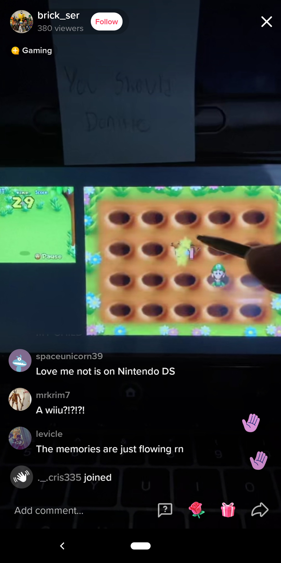 uno screenshot di una persona che gioca a Mario 64 su Wii U durante lo streaming live su TikTok