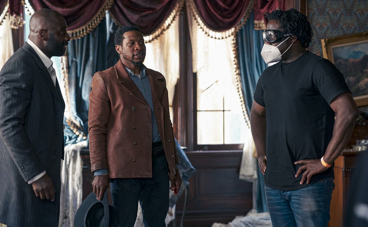 Jeymes Samuel ha parlato con Jonathan Majors e Idris Elba sul set di The Harder They Fall