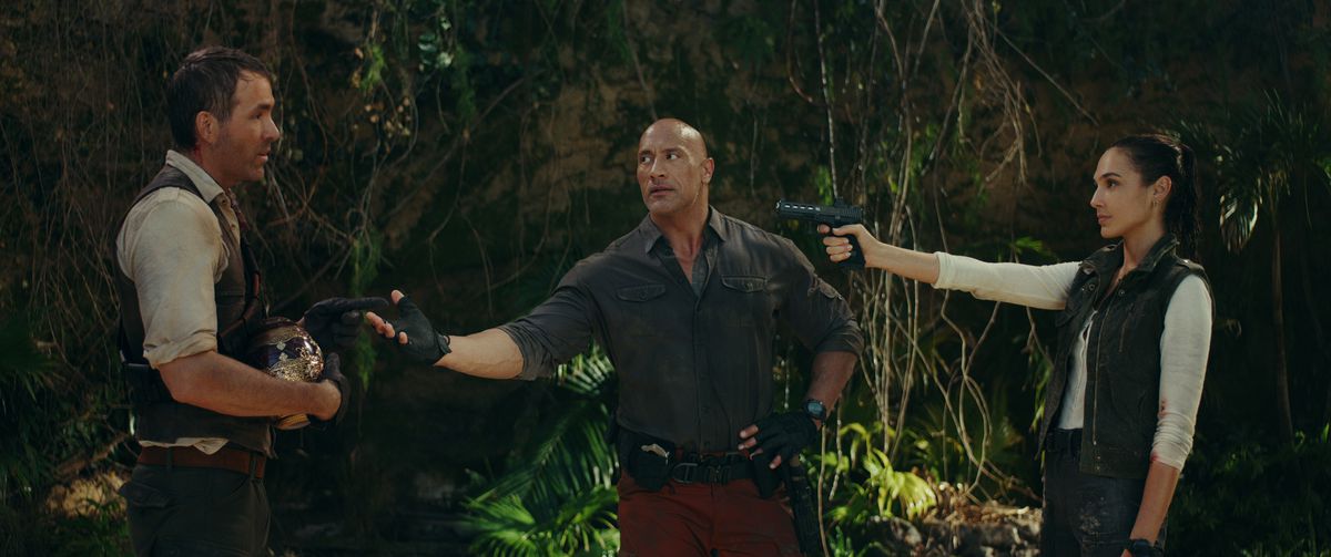 Gal Gadot tiene Ryan Reynolds sotto tiro mentre Dwayne Johnson cerca di convincerlo a consegnare un uovo d'oro in Red Notice