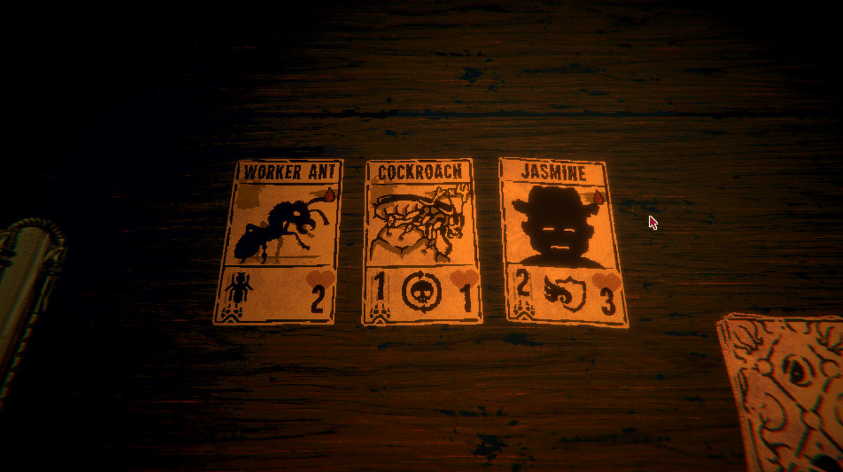 Tre carte giacciono su un tavolo di legno: una formica lavoratrice etichettata, una scarafaggio etichettata e una Jasmine etichettata.
