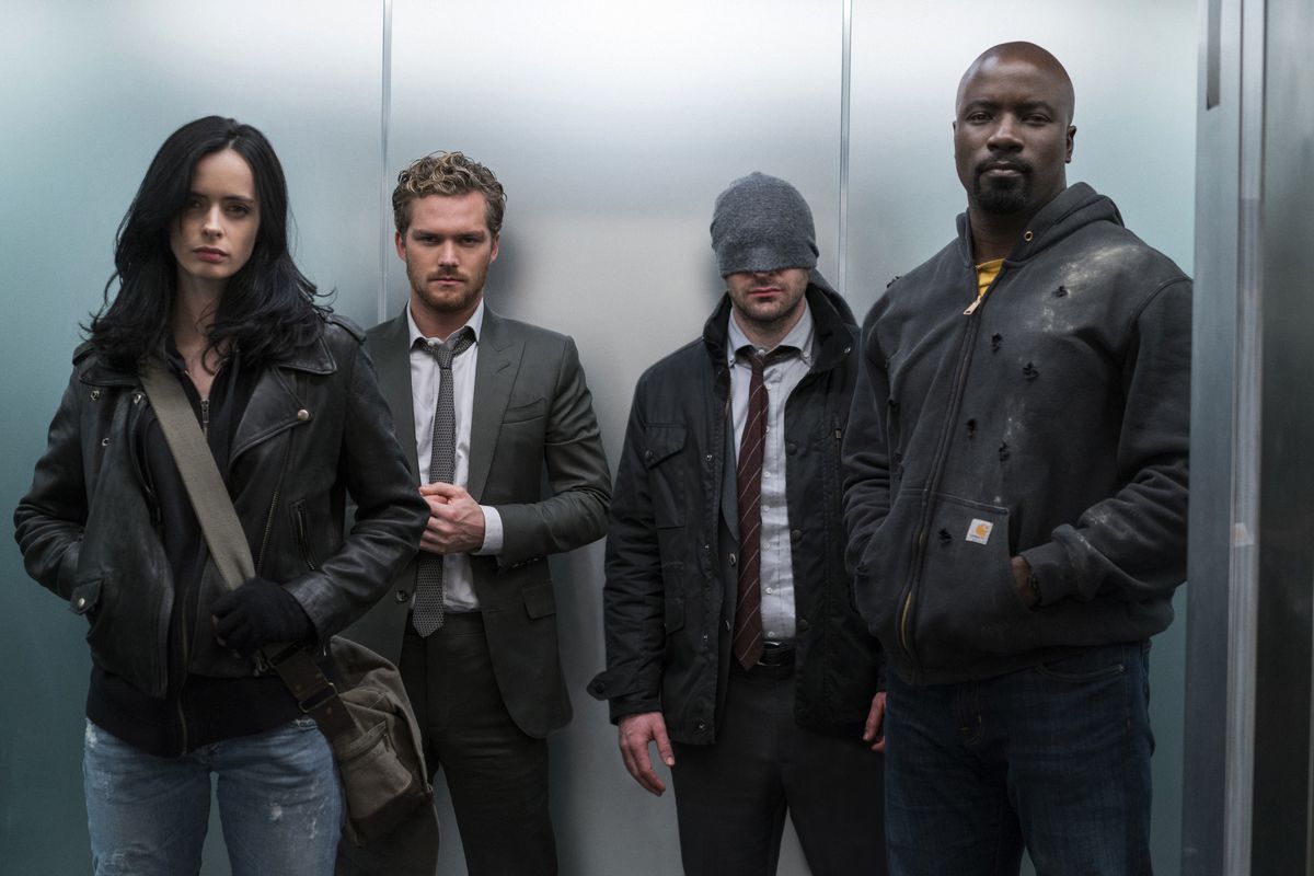 Jessica Jones, Iron Fist, Daredevil e Luke Cage stanno insieme in un ascensore in The Defenders.