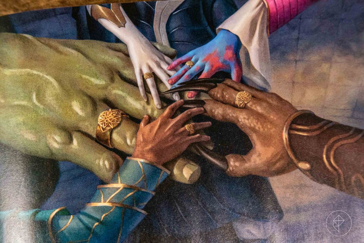 Una festa mette le mani dentro per un applauso. C'è una mano verde gigante, una mano blu screziata, una mano marrone con artigli, ecc.