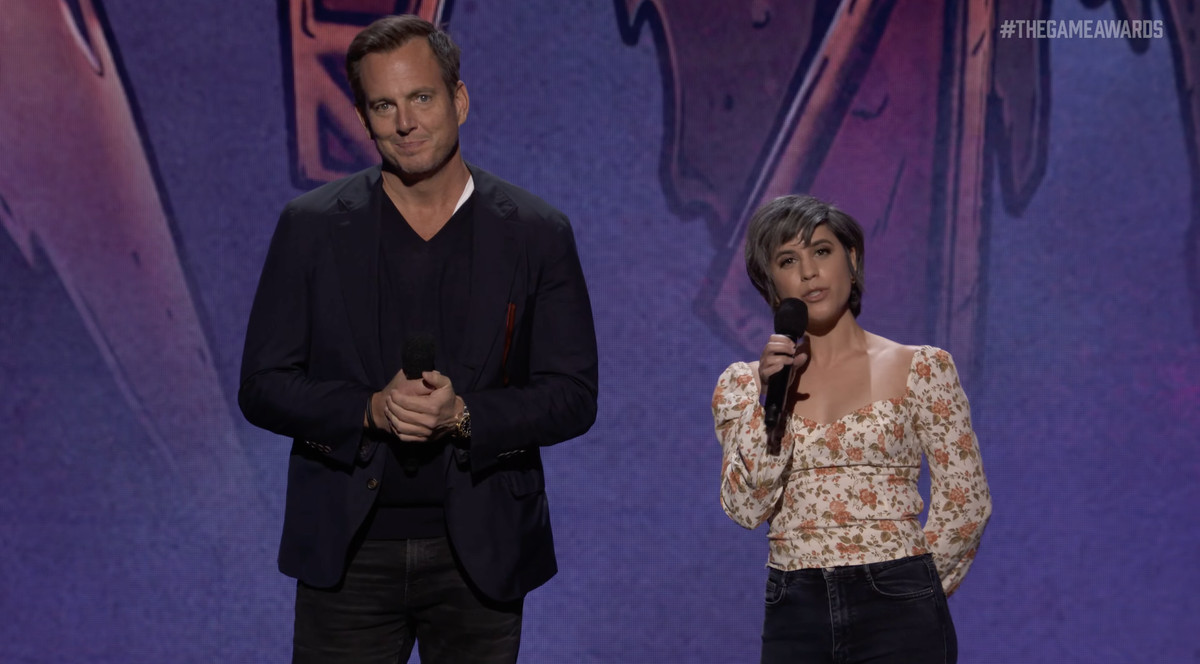 Will Arnett sta accanto ad Ashly Burch ai premi del gioco