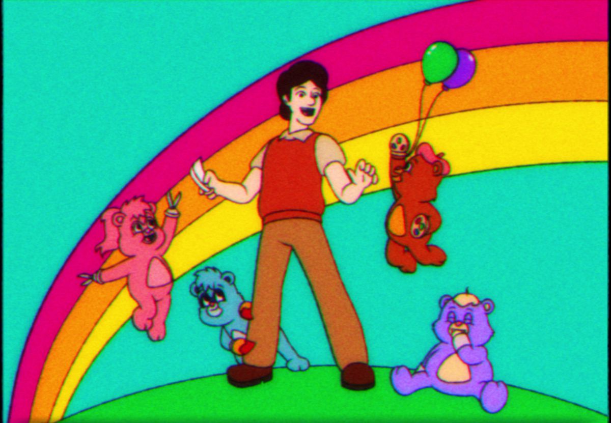 un uomo circondato da orsetti del cuore knock off