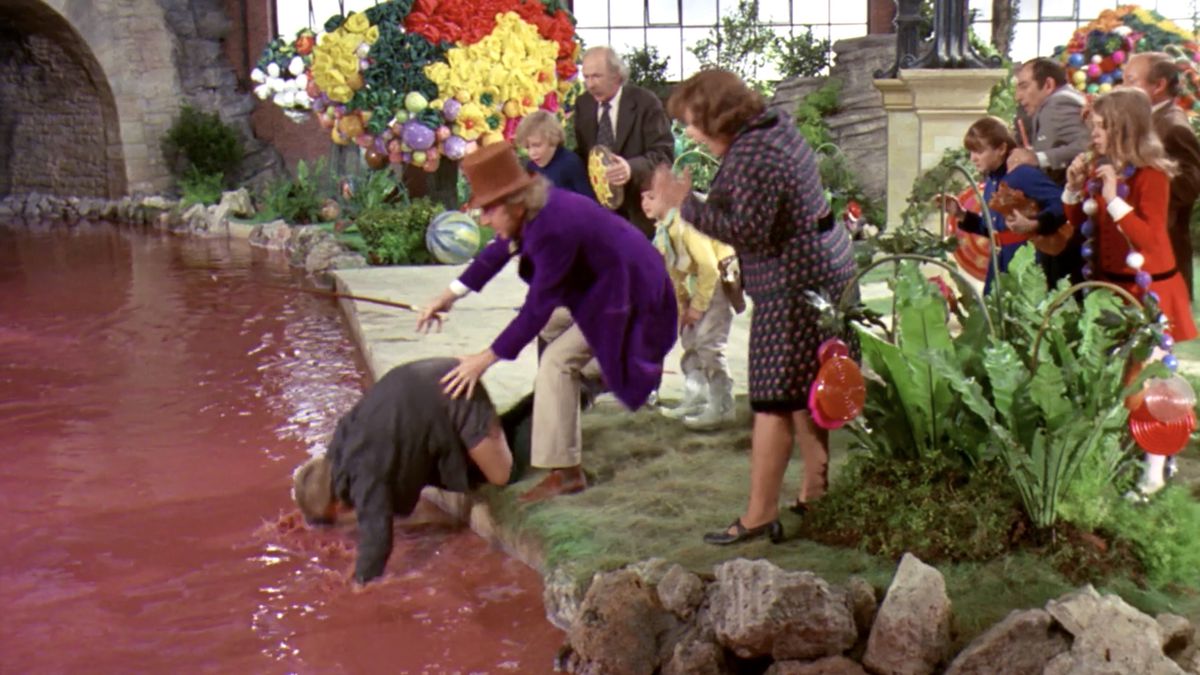 Augustus Gloop cade nel fiume di cioccolato in Willy Wonka e la fabbrica di cioccolato.