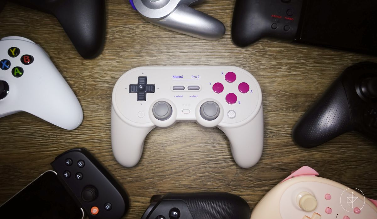 Il controller 8BitDo Pro 2 tra gli altri controller