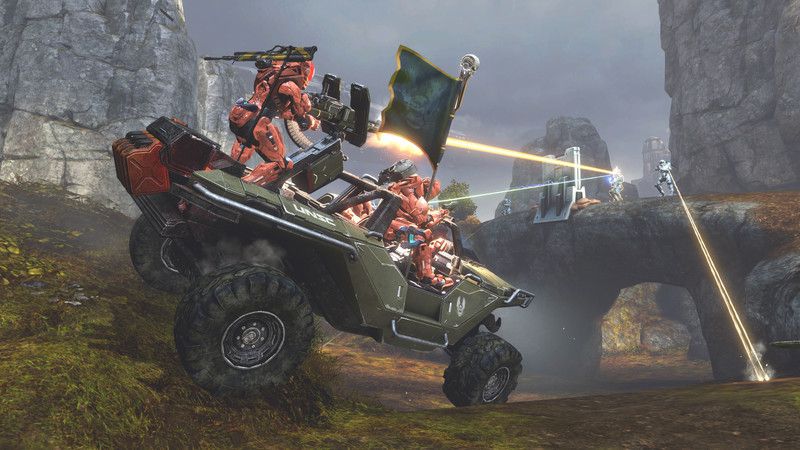 Due giocatori in un facocero che sparano ai nemici nel multiplayer di Halo