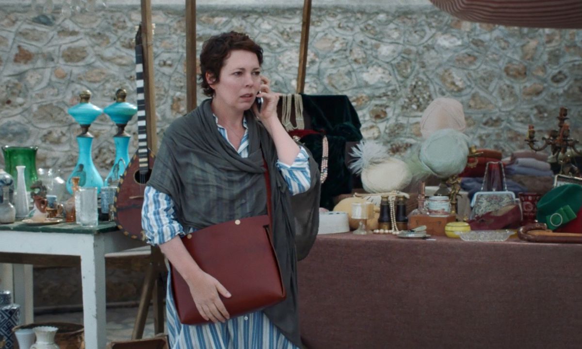 Olivia Colman nel ruolo di Leda in La figlia perduta.