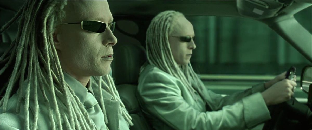 I gemelli albini con i dreadlocks in The Matrix Reloaded alla guida di un'auto