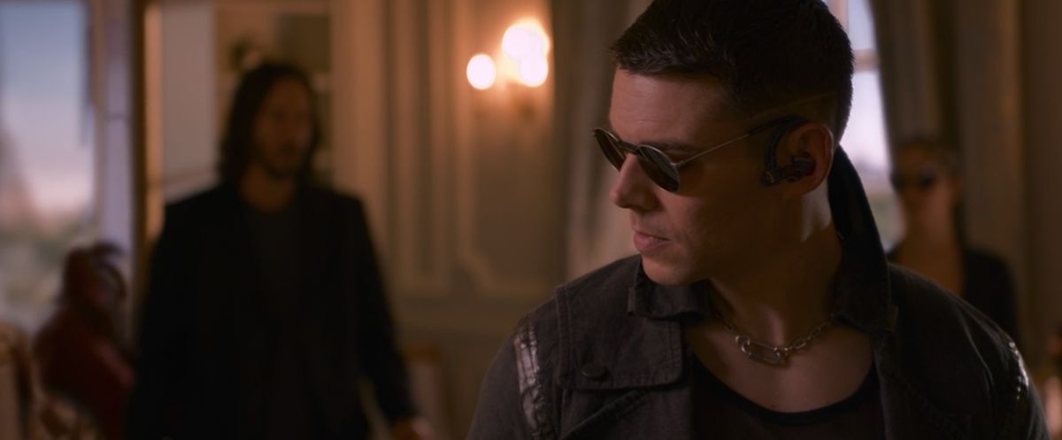 Berg davanti a Neo in Matrix Resurrections