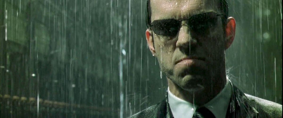 L'agente Smith in Matrix Revolutions combatte sotto la pioggia