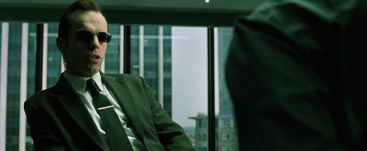 L'agente Smith parla con Morfeo in Matrix