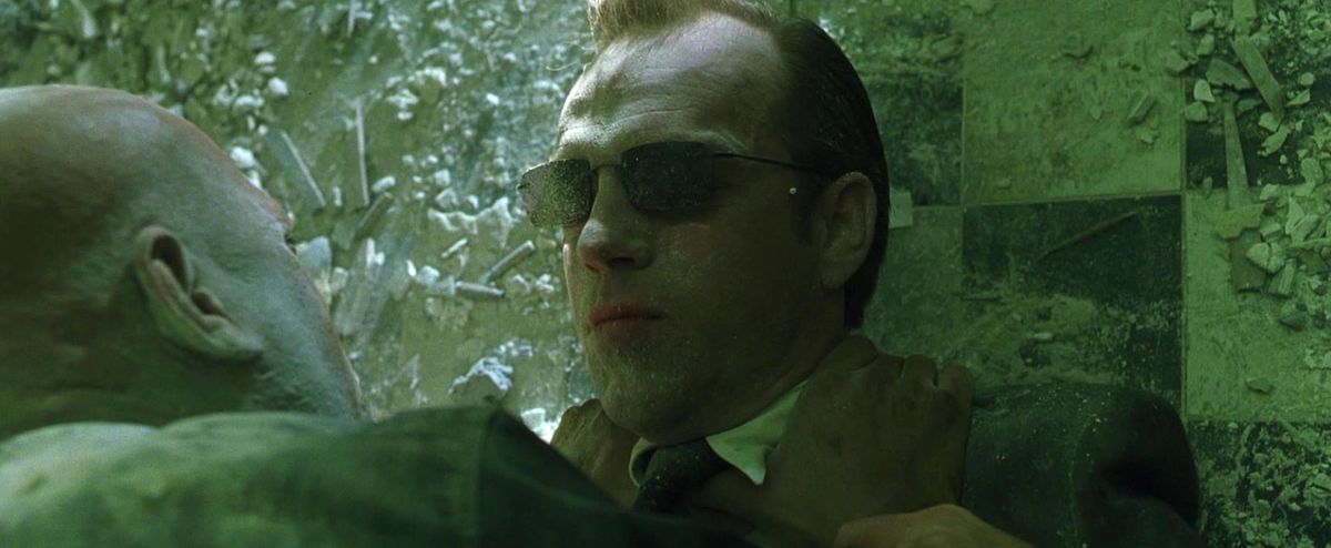 Morpheus sbatte un agente nel muro coprendoli entrambi di polvere in Matrix