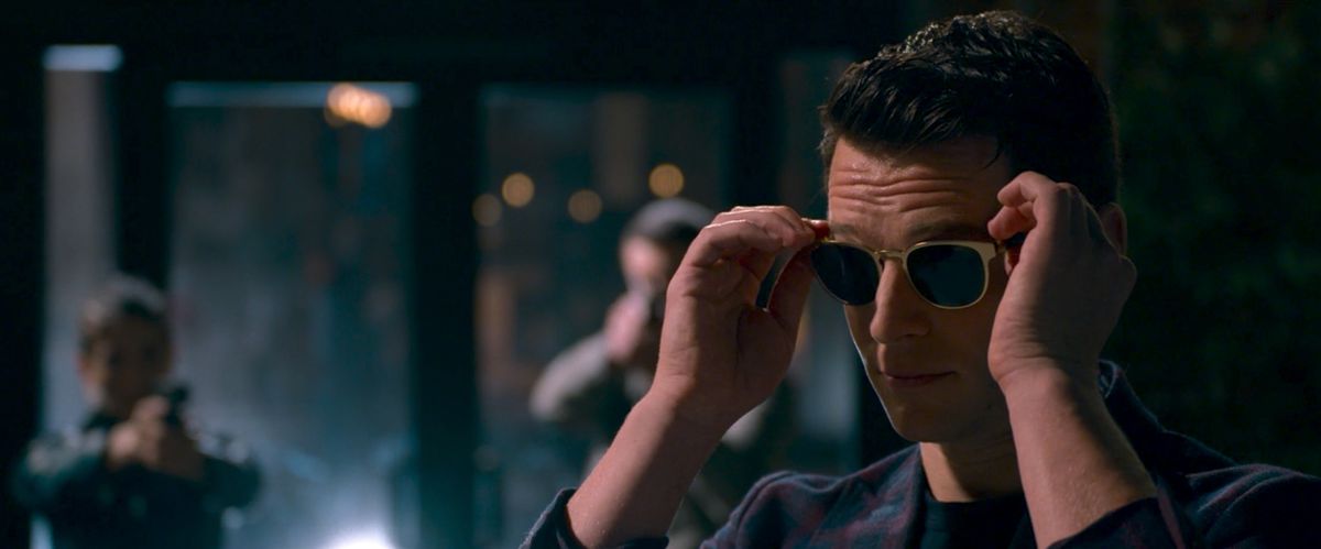 Smith (Jonathan Groff) indossa gli occhiali da sole in Matrix Resurrections