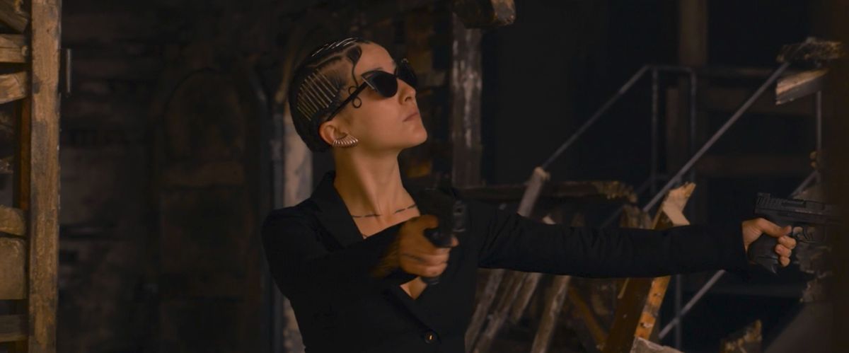 LExy con due pistole in Matrix Resurrections