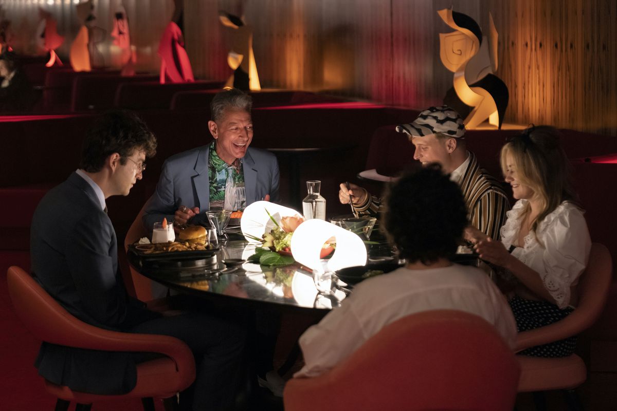 Jeff Goldblum e il cast di Search Party in uno still della stagione 5