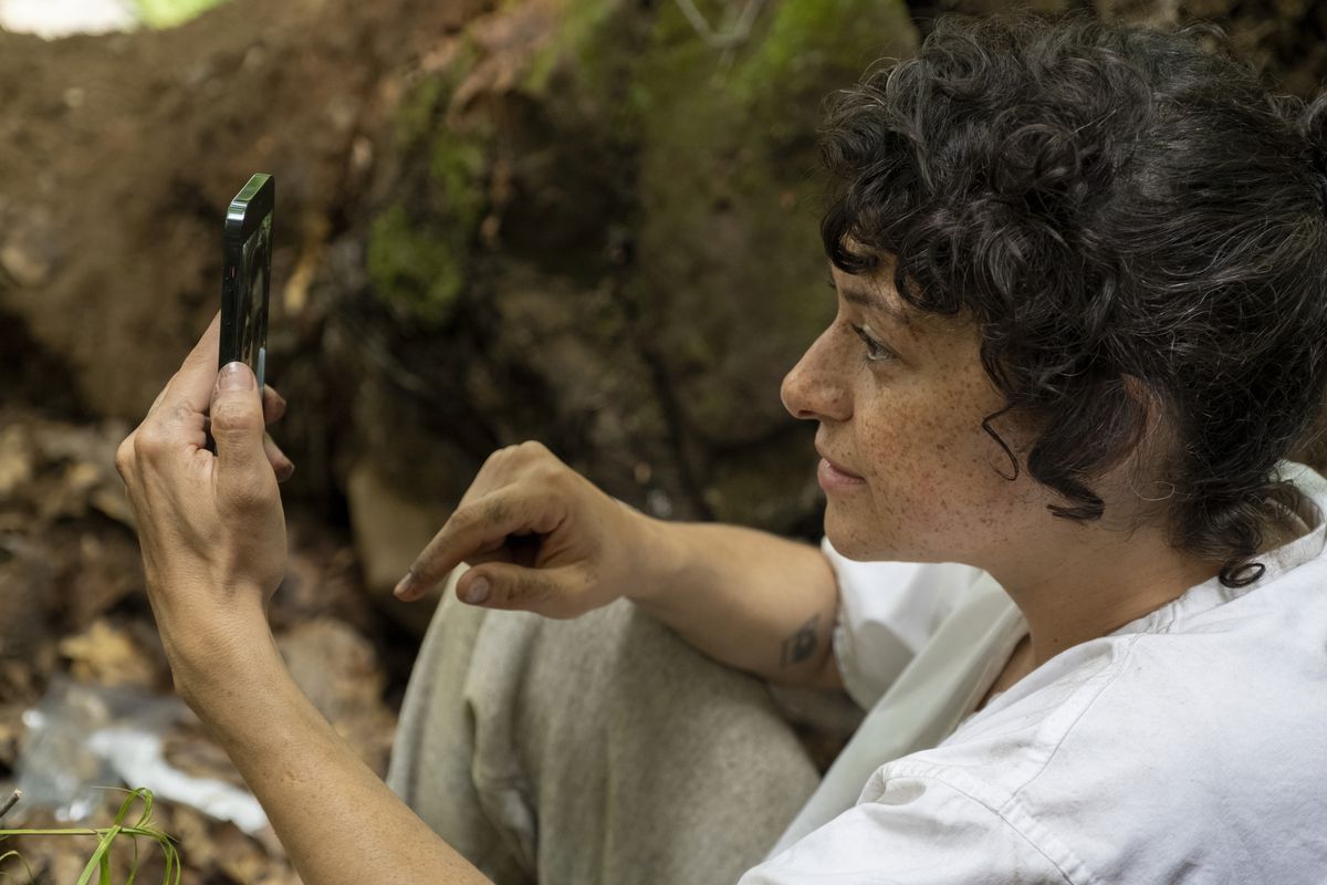 Alia Shawkat in un'immagine della stagione 5 di Search Party