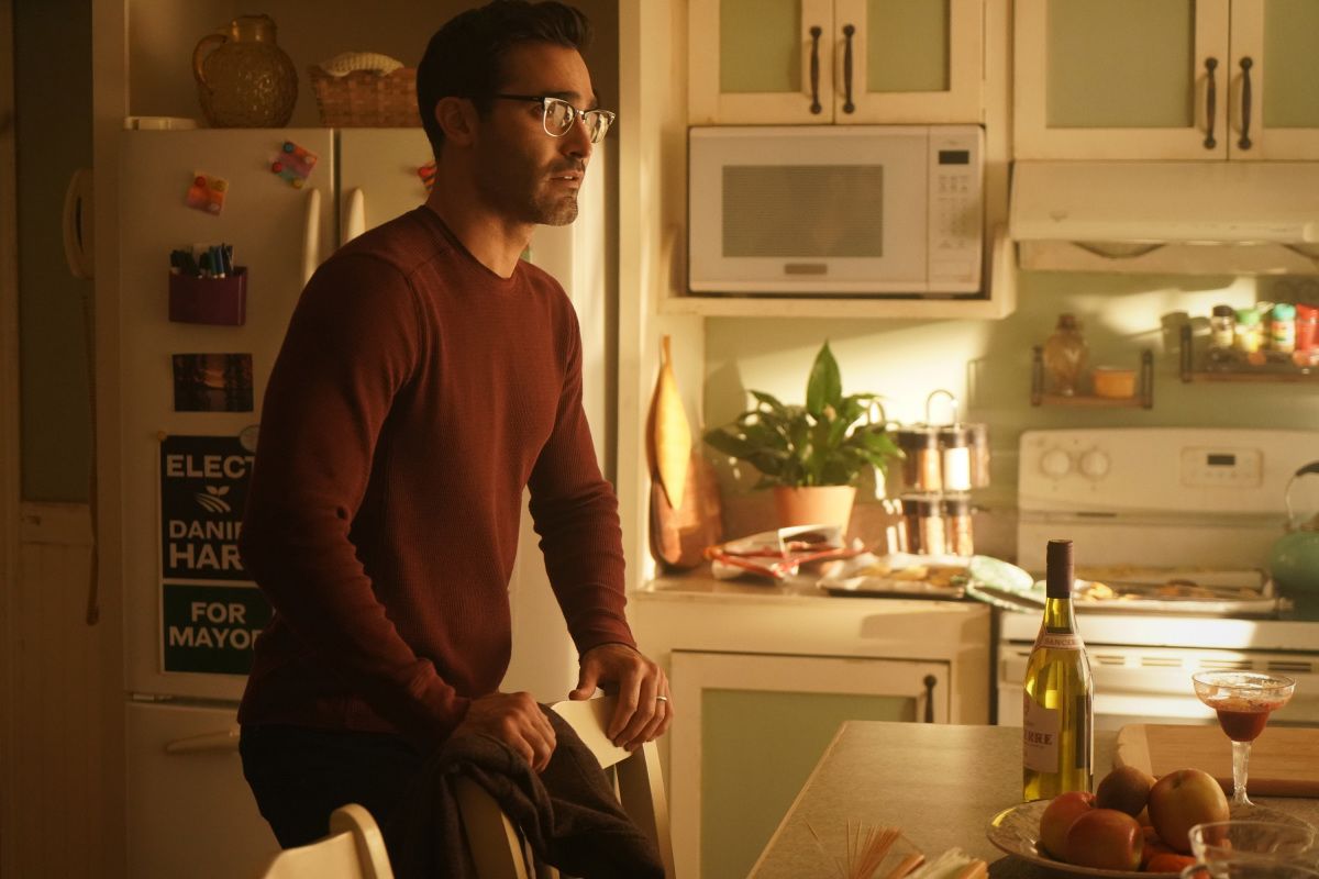 Tyler Hoechlin’s Clark Kent sits on a countertop