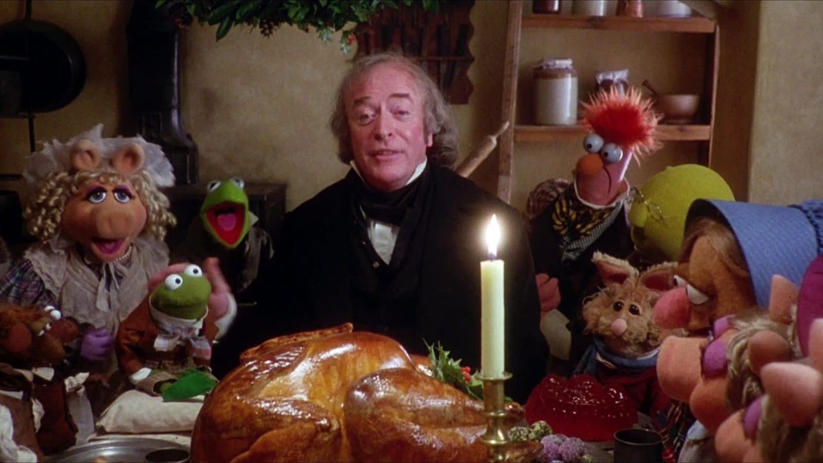 The Muppet Christmas Carol, con Michael Caine alla grande cena di Natale, circondato dai Muppet