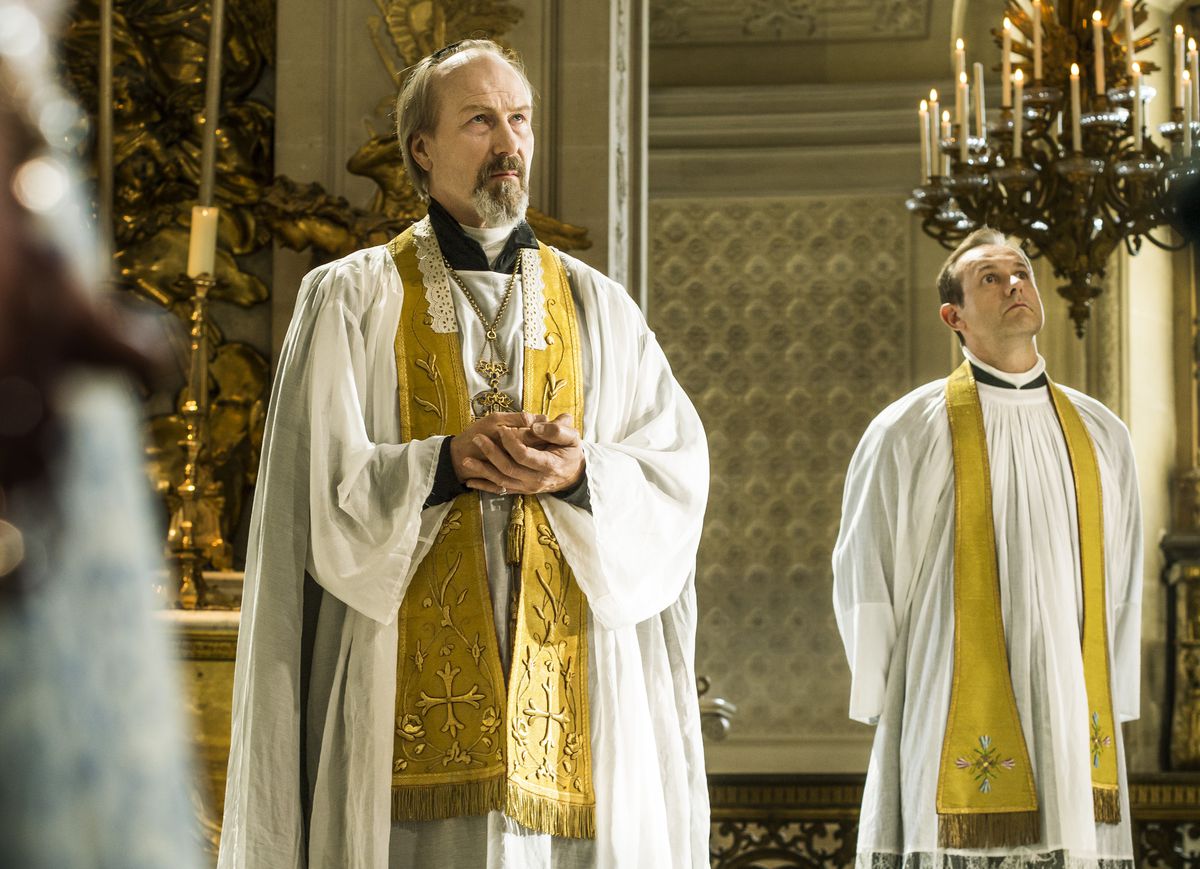 William Hurt con le insegne sacerdotali del XVII secolo ne La figlia del re