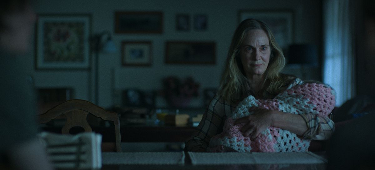 Lisa Emery nei panni di Darlene Snell che tiene in braccio un bambino a Ozark
