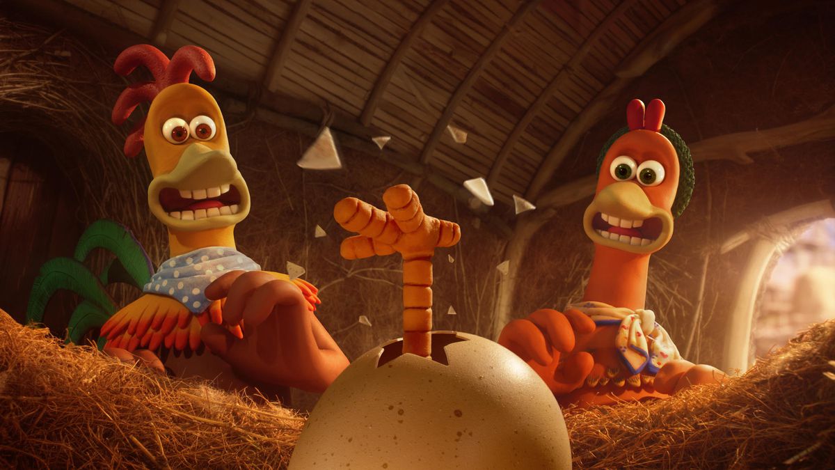 Ginger e Rocky guardano un pollo schiudersi da un uovo in Chicken Run: Dawn of the Nugget