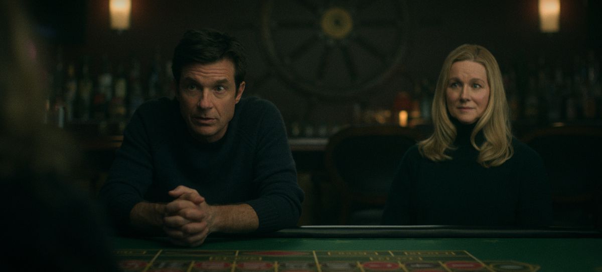 Jason Bateman nei panni di Martin 'Marty' Byrde, Laura Linney nei panni di Wendy Byrde seduta al tavolo di un casinò a Ozark