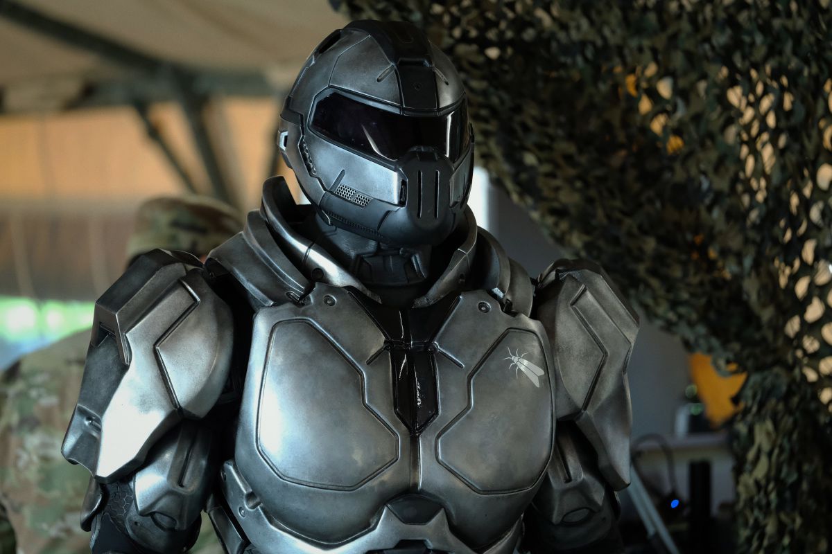 Acciaio nella sua armatura potenziata in Superman & Lois.