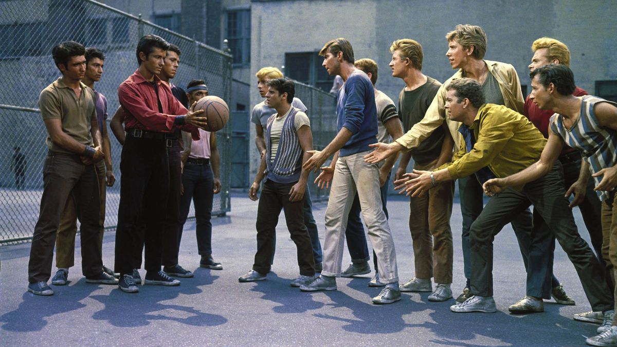 Gli Sharks e i Jets si affrontano su un campo da basket a West Side Story.