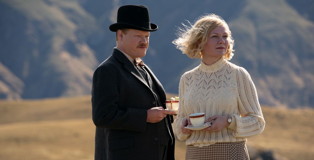 Jesse Plemons nei panni di George e Kirsten Dunst nei panni di Rose si trovano lungo la strada con tazze da tè in Il potere del cane