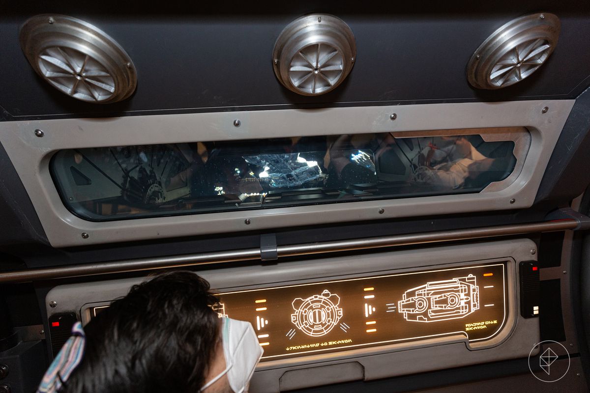 All'interno della navetta, un sottile oblò simulato mostra l'astronave Halcyon che fluttua nello spazio.