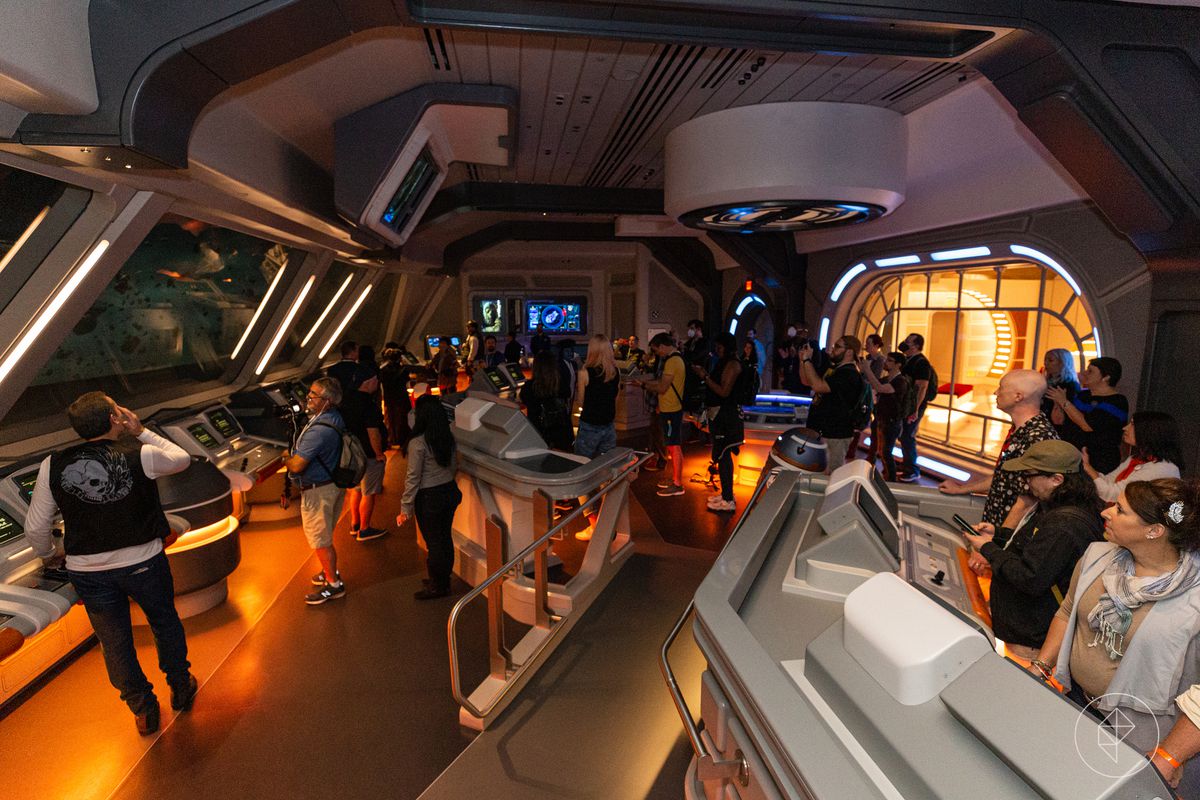 Una vista laterale del ponte. Decine di ospiti sono pronti alle loro postazioni.