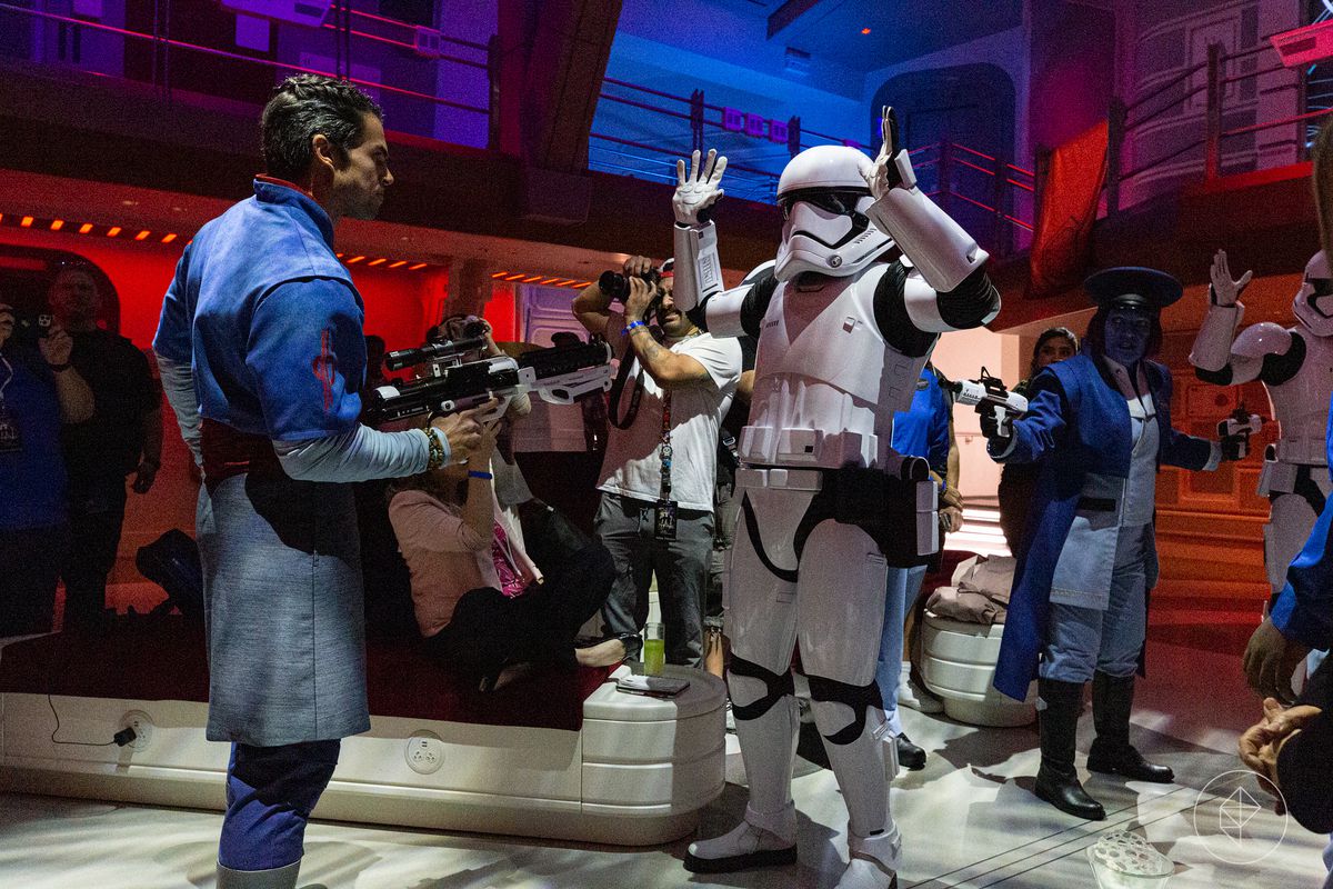 Un Saja, un tutore sensibile alla Forza, e il capitano stesso, tengono le truppe del Primo Ordine sotto tiro.