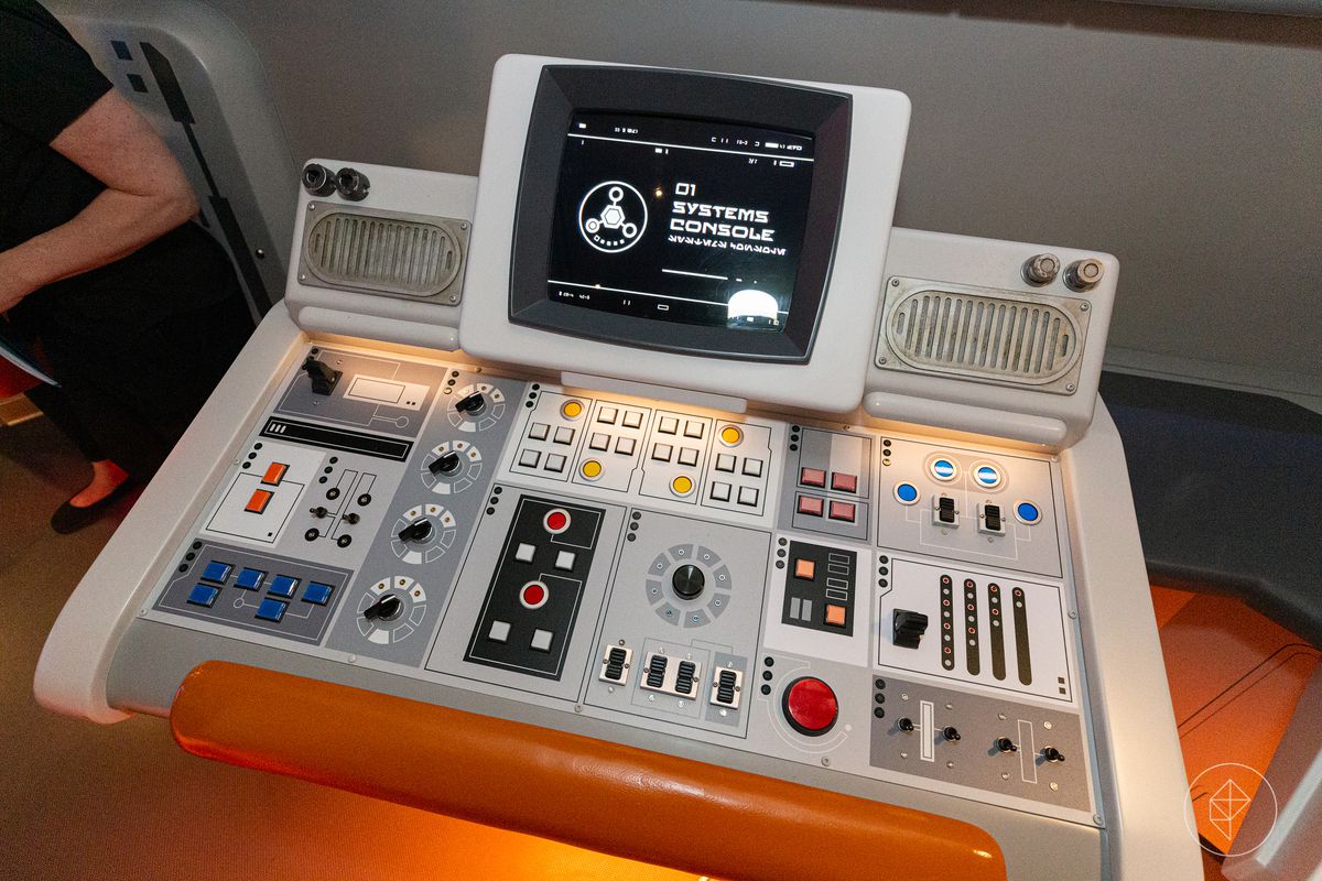 Una delle stazioni a bordo del ponte dell'Halcyon. Di fronte a loro è disposto uno sconcertante assortimento di quadranti e interruttori.