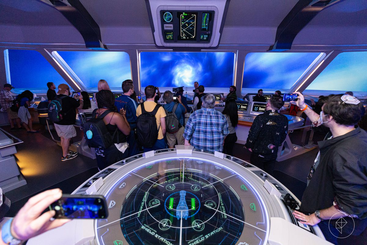 Sul ponte dell'Halcyon, gli ospiti si meravigliano mentre la nave salta nell'iperspazio.