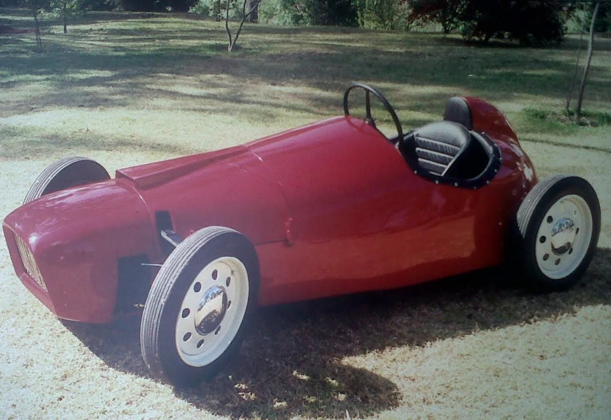 una roadster personalizzata in stile anni '50 con motore anteriore, monoposto, verniciata di rosso