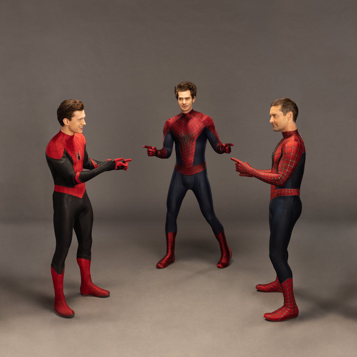 LtR, Tom Holland, Andrew Garfield e Tobey Maguire si indicano l'un l'altro, indossando i loro costumi di Spider-Man ma senza maschere, a imitazione del meme.