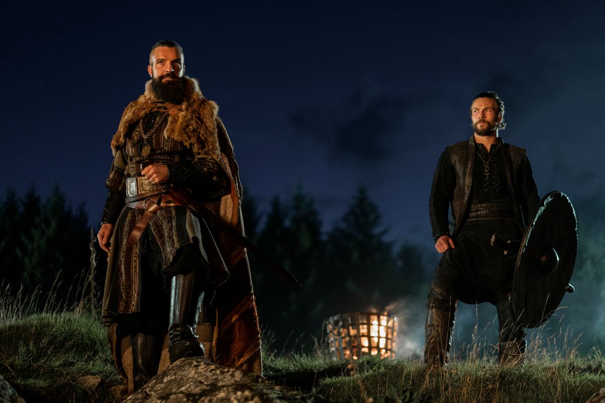 Canuto e Harald stanno su una collina in Vikings: Valhalla