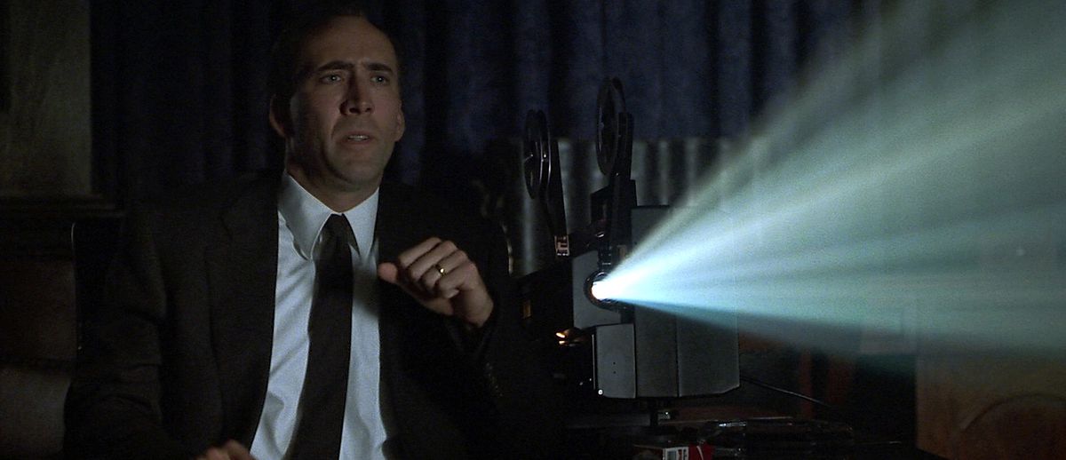 Nicolas Cage guarda un film 8mm in 8mm