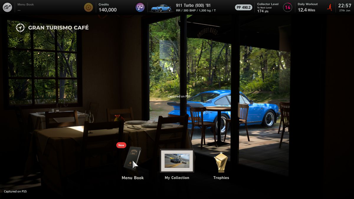 una Porsche 911 blu si trova fuori dal Gran Turismo Café in Gran Turismo 7
