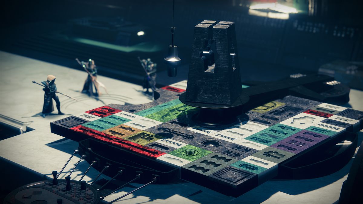 I guardiani si radunano attorno al tavolo da lavoro in Destiny 2: La regina delle streghe