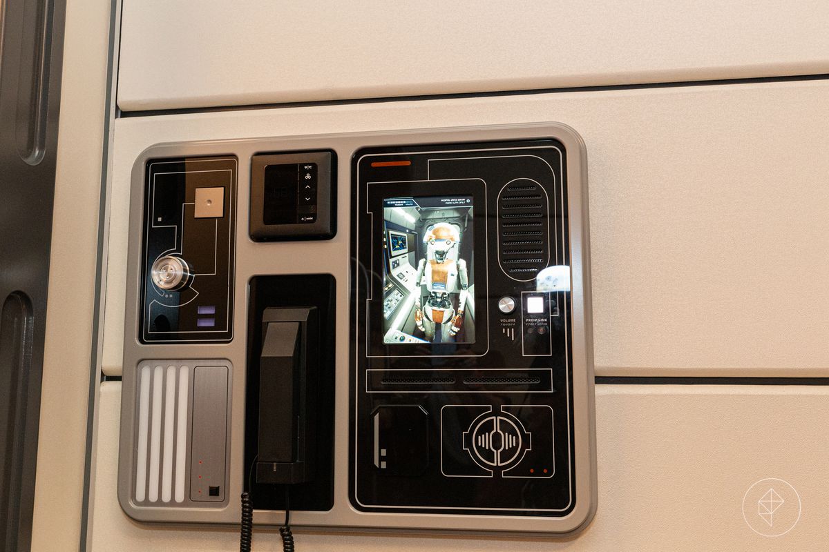 Un pannello nero che sembra strappato dai corridoi della Morte Nera. A bordo dell'Halcyon, Star Wars: Galactic Starcruiser.