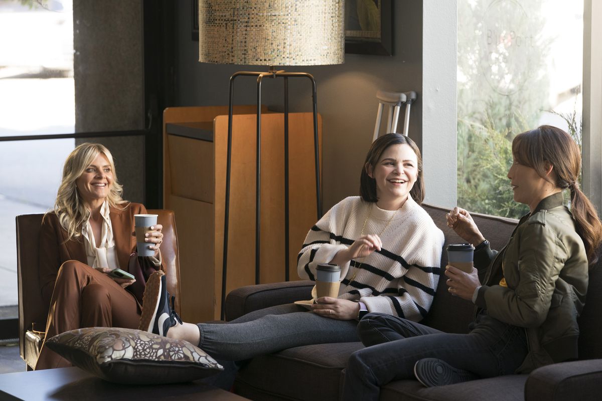 Le star di Pivoting condividono drink e parlano su un divano.