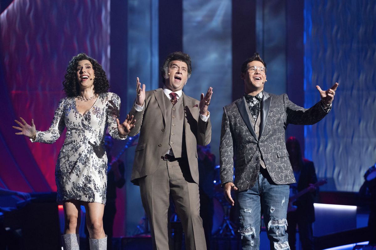 Edi Patterson, Danny McBride e Adam Devine lodano a gran voce il lord sul palco in The Righteous Gemstones.