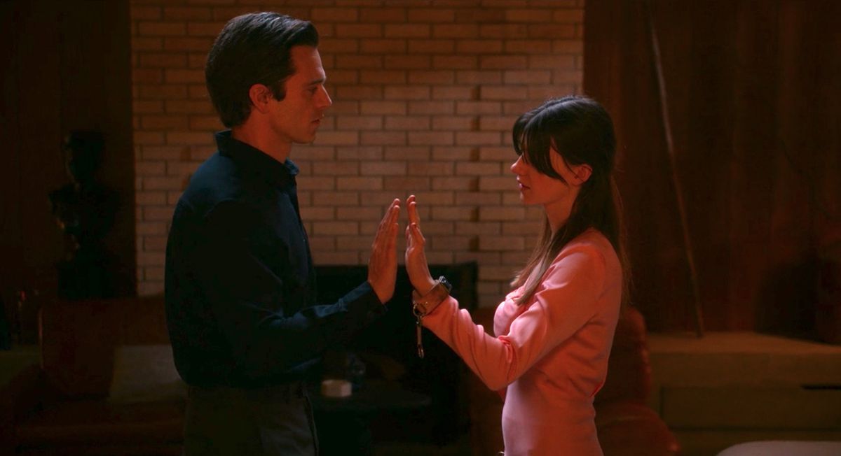 Sebastian Stan e Daisy Edgar-Jones sono in piedi uno di fronte all'altro con i palmi delle mani premuti insieme in Fresh